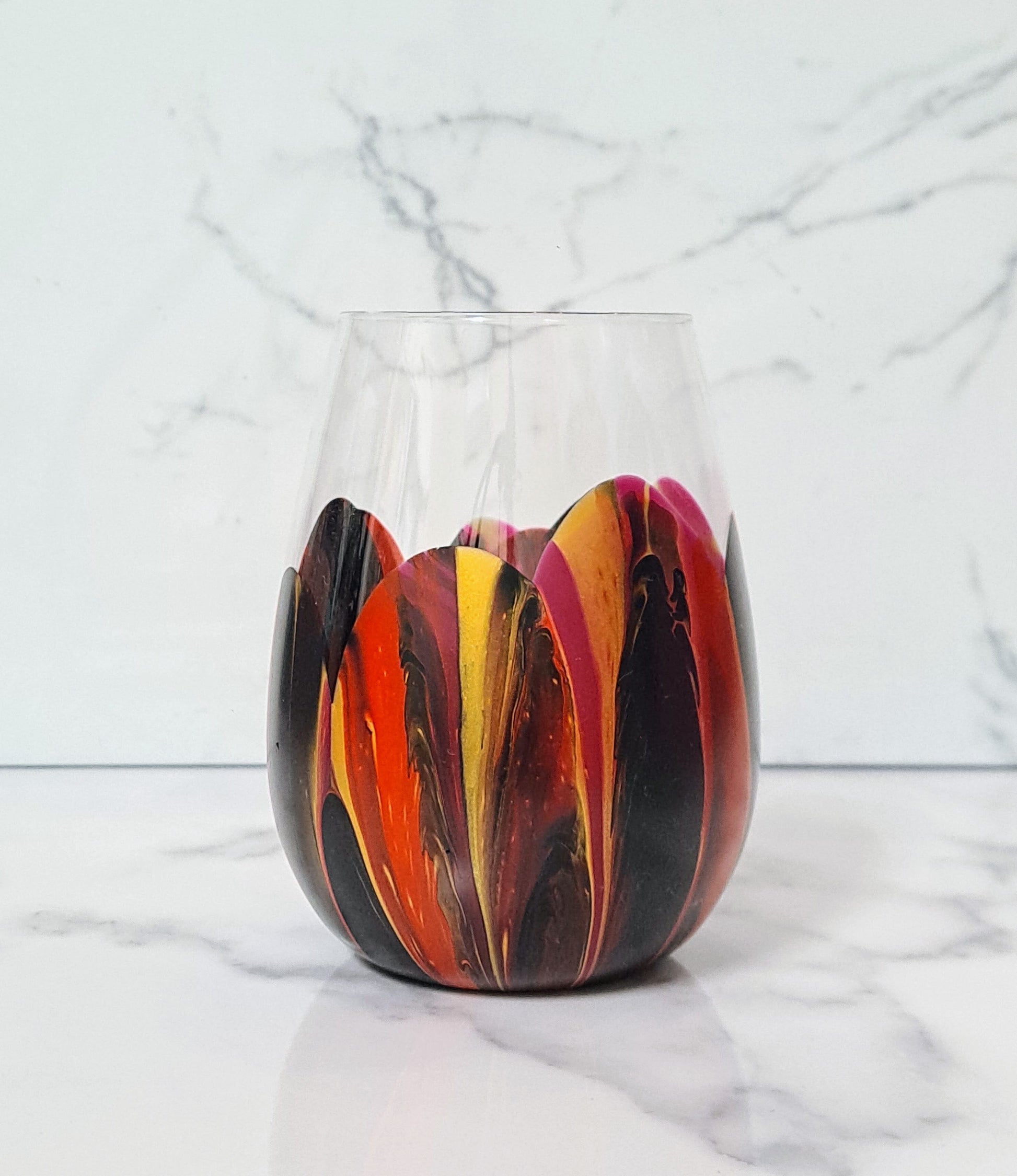 https://lillylovesgifts.com.au/cdn/shop/products/stemless-wine-glass-limited-colours-lilly-loves-gifts-red-gold-and-black-445984.jpg?v=1697863112&width=1946